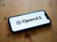 智能手机屏幕上的OpenAI标志
