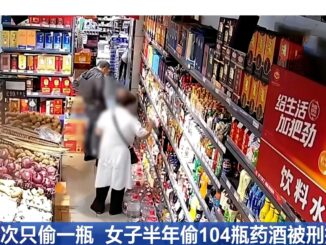 武汉退休妇女在超市货架前（视频截图）