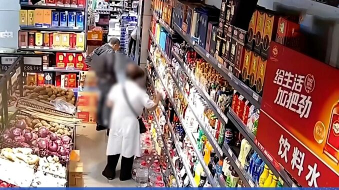 武汉退休妇女在超市货架前（视频截图）