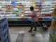北京超市顾客挑选乳制品资料图