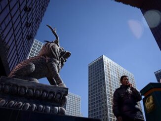 示意图：一男子走在北京商业中心