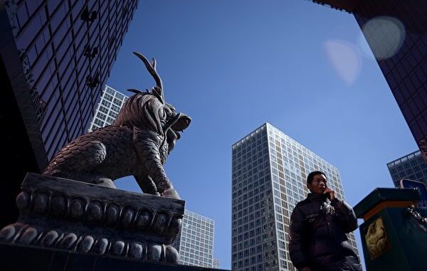示意图：一男子走在北京商业中心