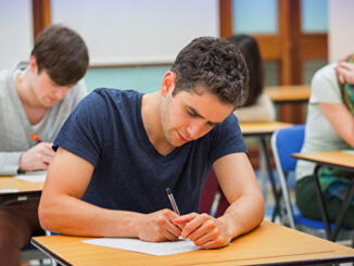 学生在课堂上作答考题示意图