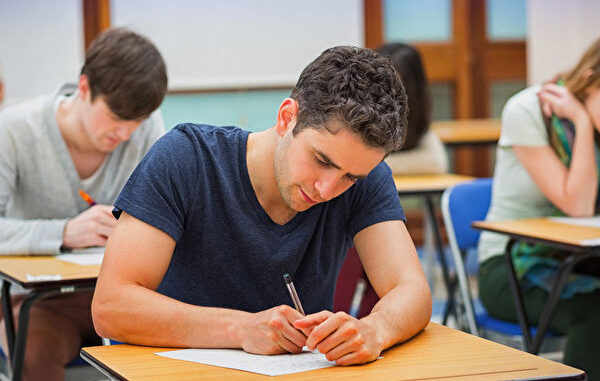学生在课堂上作答考题示意图