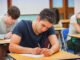 学生在课堂上作答考题示意图
