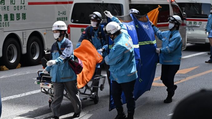 东京银座商场外救护人员抬送伤者