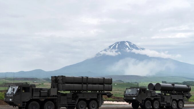 日本陆上自卫队地对舰导弹在富士山前行进