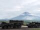 日本陆上自卫队地对舰导弹在富士山前行进