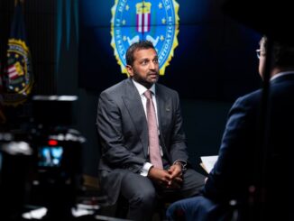 FBI局长帕特尔在FBI总部接受采访