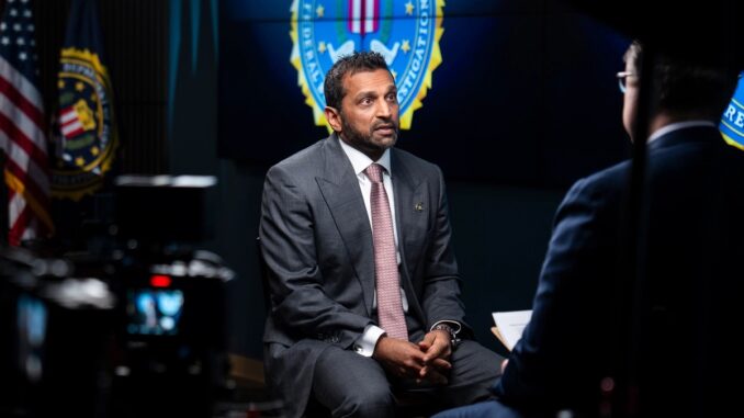 FBI局长帕特尔在FBI总部接受采访