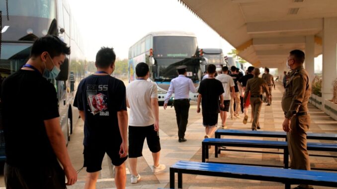 诈骗园区工作人员和中国受害者抵达缅泰边境检查站