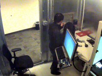 实验室监控画面：男子从Tappy取下部件