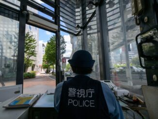 日本警察在东京派出所内执勤