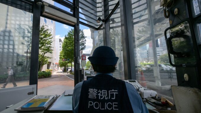 日本警察在东京派出所内执勤