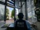 日本警察在东京派出所内执勤