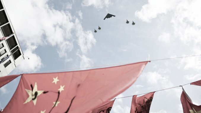 B-2轰炸机与F-22战斗机飞越白宫上空