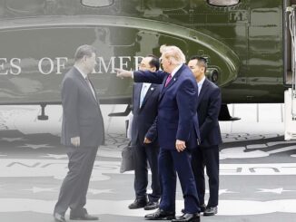 川普在白宫向习近平展示总统直升机