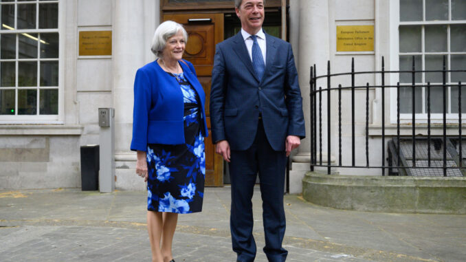 英国改革党发言人安·威德科姆（左）资料照