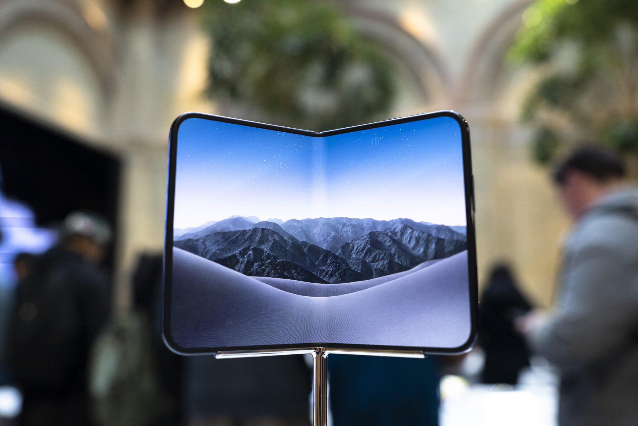在英国伦敦展示的iPhone Duo手机