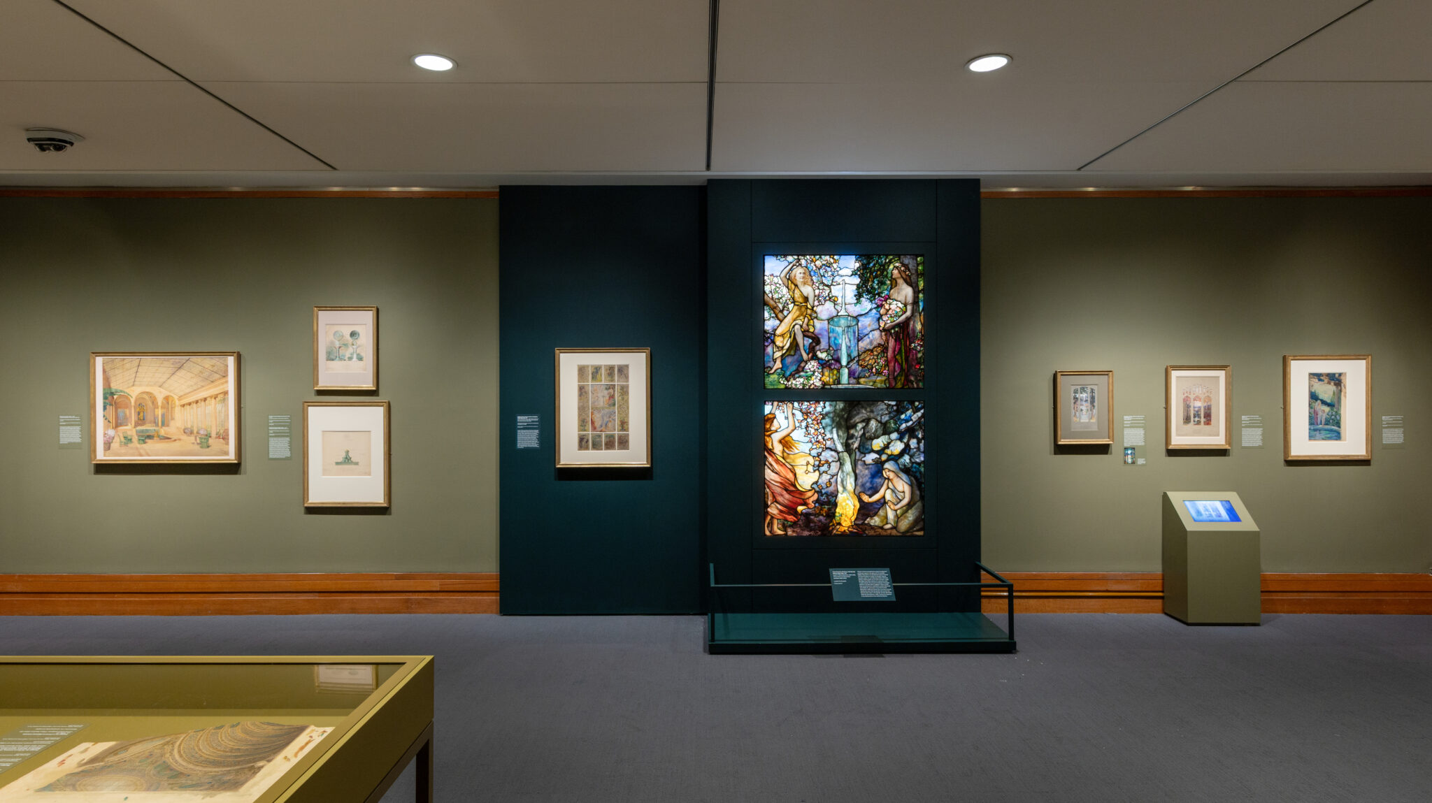 蒂芙尼《四季》镶铅玻璃窗在大都会博物馆展出