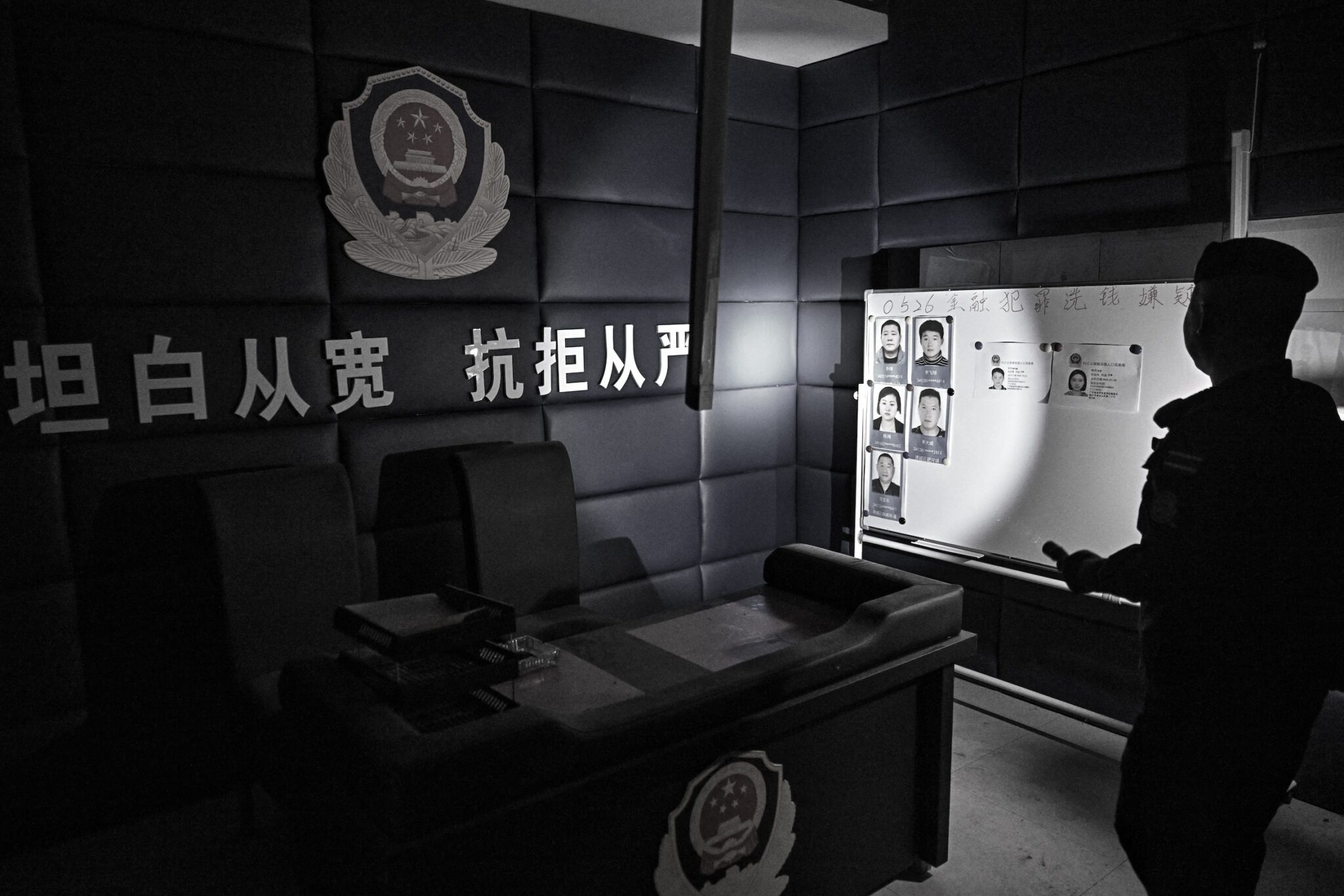 泰国军官在诈骗中心内照亮伪装成中国警察局的房间