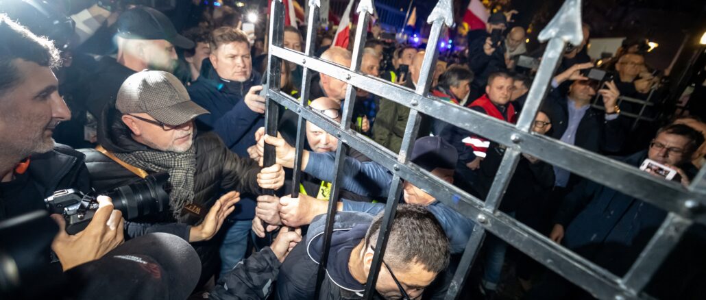 华沙宪法法院外示威者推开金属大门